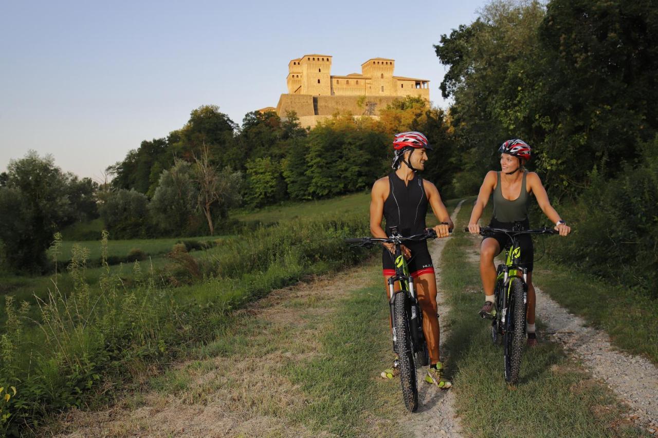 La Locanda Del Borgo Torrechiara Bagian luar foto