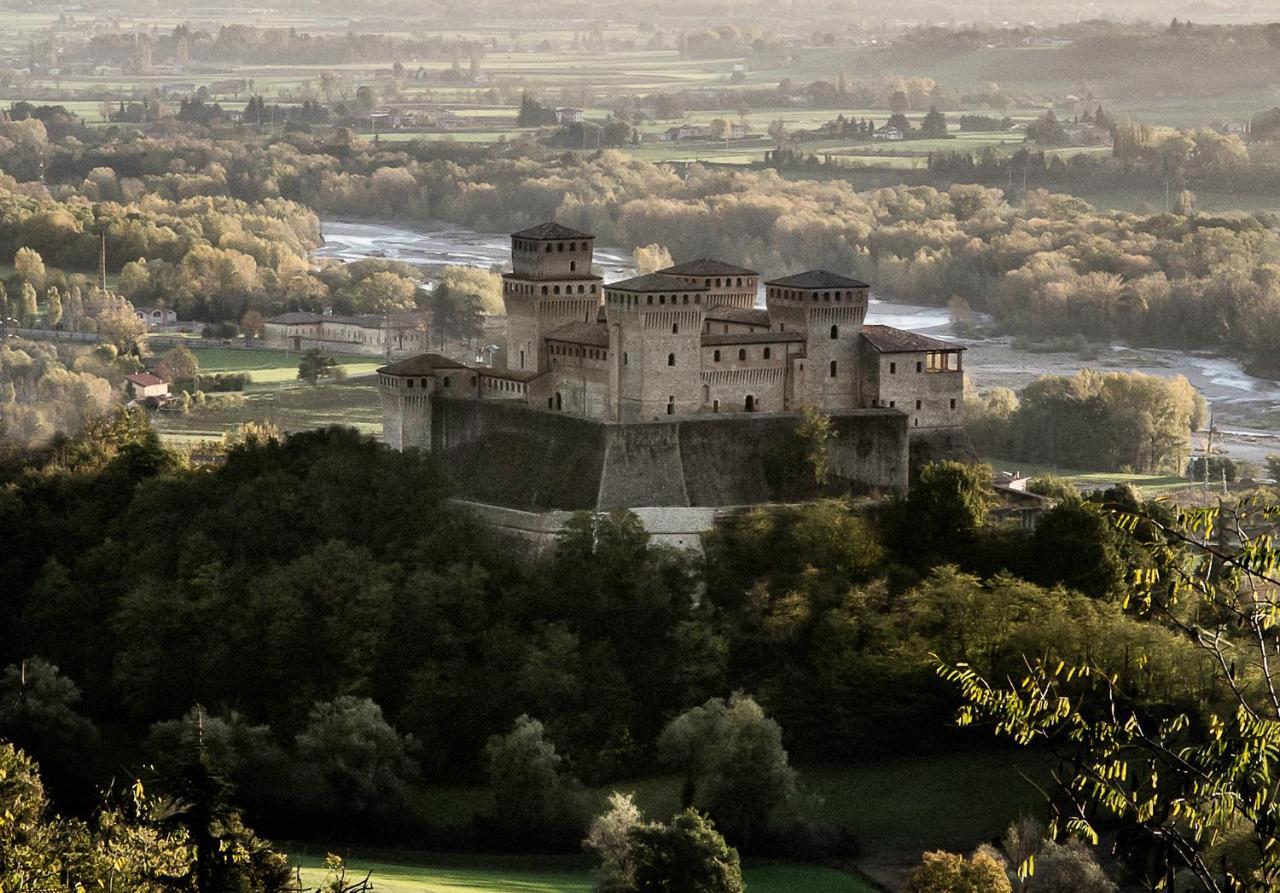 La Locanda Del Borgo Torrechiara Bagian luar foto