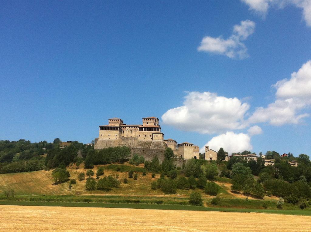 La Locanda Del Borgo Torrechiara Bagian luar foto