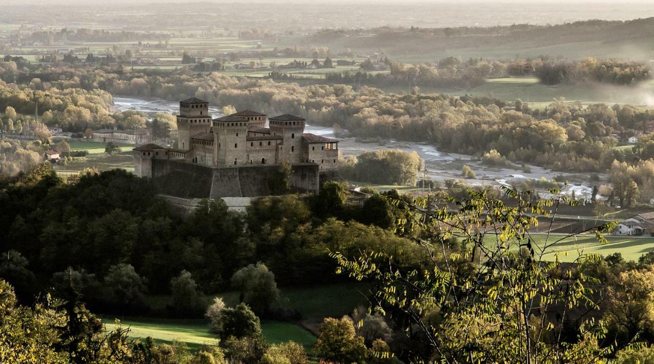 La Locanda Del Borgo Torrechiara Bagian luar foto